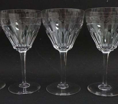 null Service de verres en cristal taillé comprenant : 
- onze coupes de champagne;...