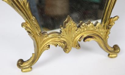null Miroir de table de forme mouvementée en bronze doré à décor rocaille.
Style...