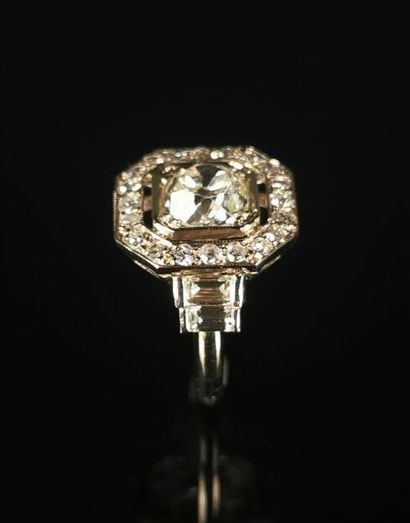 null Bague en or blanc ornée d'un diamant rond central pesant environ 1.8 carat,...