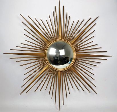 null CHATY à Vallauris.
Miroir soleil, métal doré et miroir convexe.
Marqué au revers.
H_95,5...