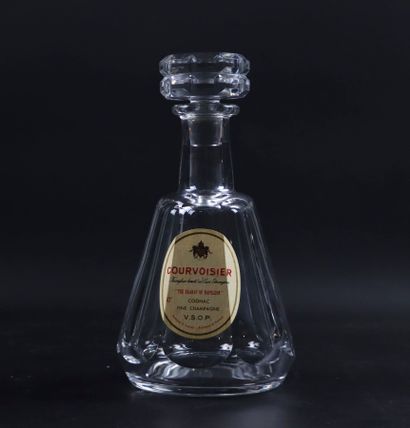 null BACCARAT pour COURVOISIER.
Coffret "Napoléon" contenant une bouteille de cognac...