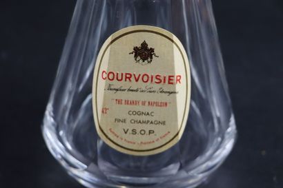null BACCARAT pour COURVOISIER.
Coffret "Napoléon" contenant une bouteille de cognac...