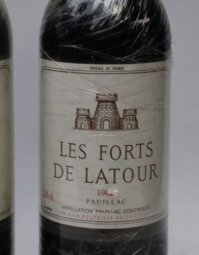 null LES FORTS DE LATOUR.
Vintage: 1982.
2 bottles, one h.e., one b.g.