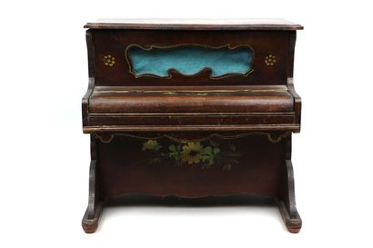 null Élément de mobilier de poupée, piano miniature en bois peint.
Vers 1930.
H_9...