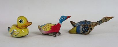 null Réunion de douze jouets mécaniques figurant des oiseaux comprenant :
- quatre...