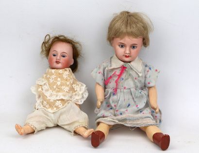 null UNIS FRANCE.
Réunion de deux poupées têtes porcelaine et corps composition..
Vers...