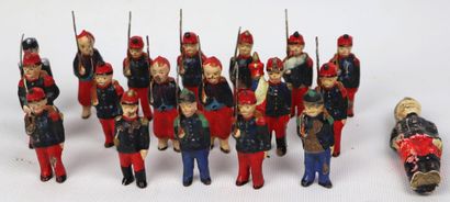 null Réunion de dix-neuf petits soldats en carton bouilli peint, représentant des...
