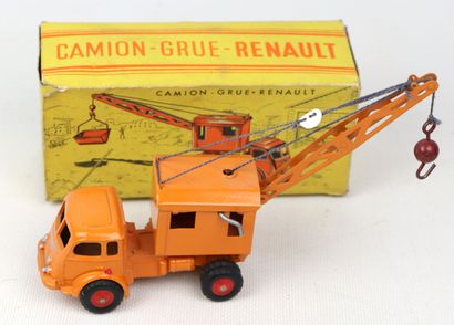 null CIJ.
- camion grue Renault ref N°3/81, dans sa boite carton,
- camion pelleteuse...