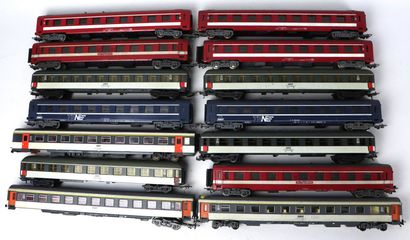 null JOUEF HO.
Ensemble de seize wagons voyageurs :
- SNCF 1ère classe,
- SNCF 2ème...