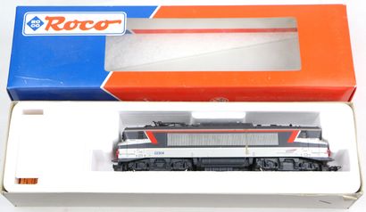 null ROCO HO.
Ensemble de deux locomotives dans leurs boites :
- SNCF BB 633930,
-...
