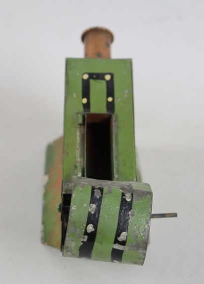 null Grand canon miniature à projectile en tôle peinte verte.
L_17 cm, manques et...
