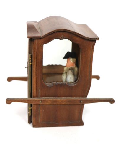 null Chaise à porteur miniature en bois contenant un petit marquis en celluloïd.
Début...