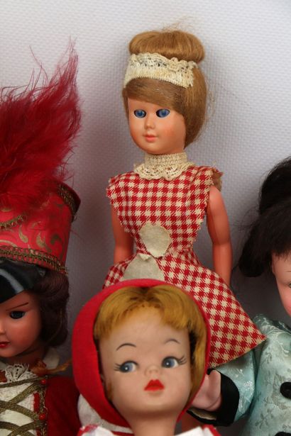null Réunion de cinq poupées folkloriques en plastique et celluloïd.
Vers 1950.
H_26...
