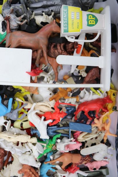 null JOUETS DE BAZAR et DIVERS
Réunion d'environ une trentaine de figurines en plastique...