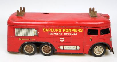 null JOUSTRA.
Camion mécanique en tôle lithographiée.
"Sapeurs pompiers, premiers...