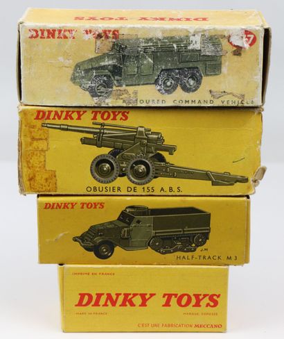 null DINKY TOYS.
Réunion de quatre véhicules militaires, dans leurs boites carton,...