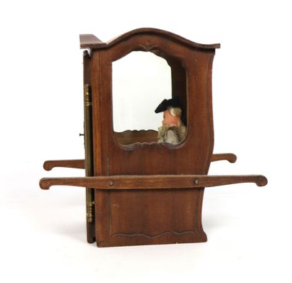 null Chaise à porteur miniature en bois contenant un petit marquis en celluloïd.
Début...