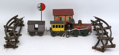 null F.V (FAIVRE).
Locomotive à clé et deux wagons, petite maison, ensemble de rails...