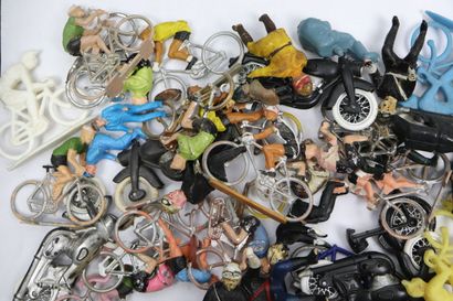 null COFALU, STARLUX, NOREV
Réunion d'environ une trentaine de figurines de cyclistes,...