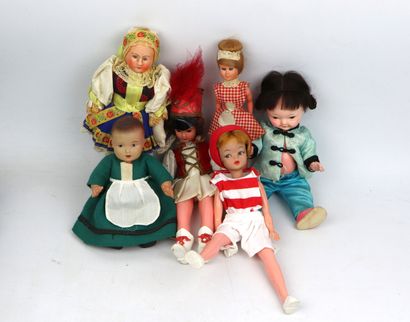 null Réunion de cinq poupées folkloriques en plastique et celluloïd.
Vers 1950.
H_26...