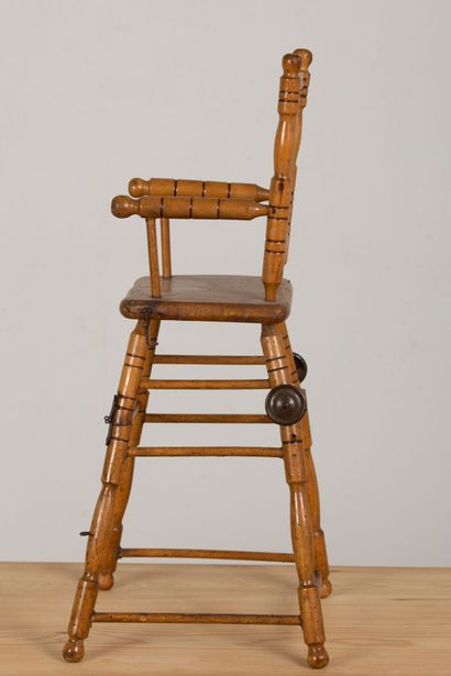 null Chaise haute de poupée en deux parties, une attache accidentée
H_ 62 cm L_29,5...