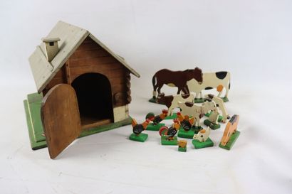 null Petite ferme en bois peint comprenant treize animaux en bois peint. 
Travail...