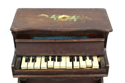 null Élément de mobilier de poupée, piano miniature en bois peint.
Vers 1930.
H_9...