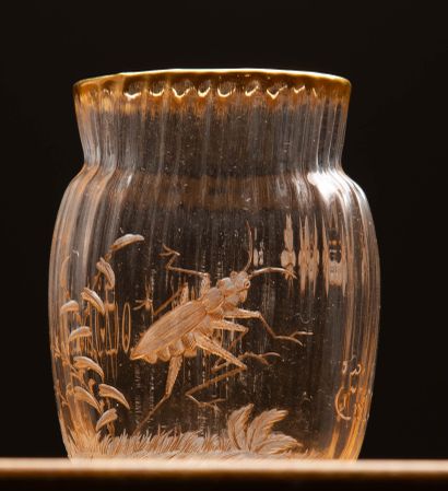 null DAUM, Nancy.
Vase en cristal taillé rehaussé d'or, à décor d'un criquet, d'un...