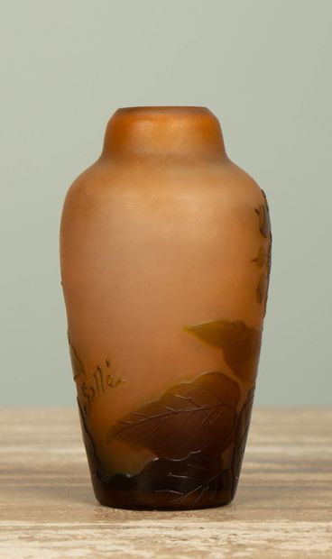 null ETABLISSEMENT GALLE. 
Vase pansu en verre multicouches dégagé à l'acide à décor...
