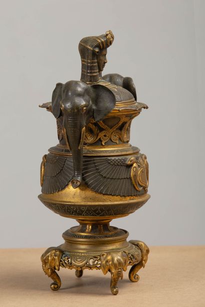 null Vase couvert en bronze doré et bronze à patine brune à décor dit "retour d'Egypte"....