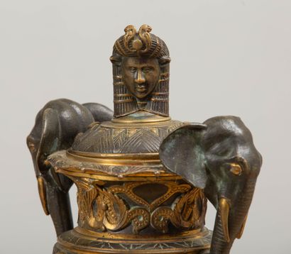 null Vase couvert en bronze doré et bronze à patine brune à décor dit "retour d'Egypte"....