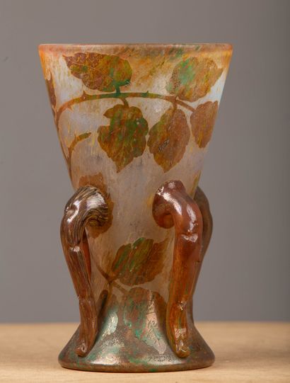null DAUM Nancy. 
Vase en verre multicouches à décor dégagé à l'acide de feuilles...