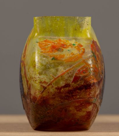null DAUM, Nancy.
Vase pansu à décor de mûres en verre multicouches dégagé à l'acide.
Signé...