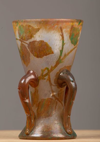 null DAUM Nancy. 
Vase en verre multicouches à décor dégagé à l'acide de feuilles...