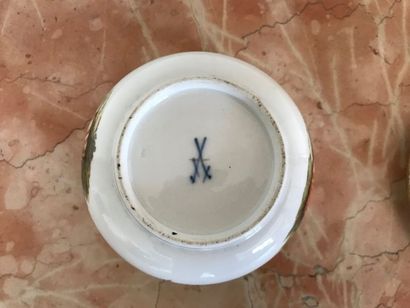 null MEISSEN
Pot couvert en porcelaine à décor de scènes galantes, marqué
H : 12,5...