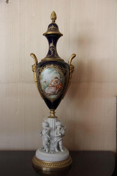 null Vase couvert à deux anses en porcelaine bleue et dorée à médaillon décoré d'un...