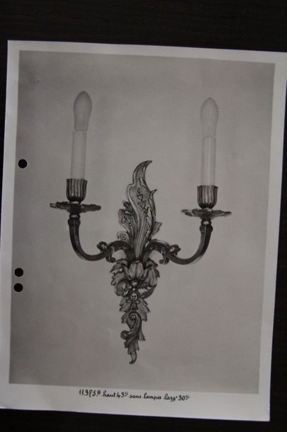 null SPADE décorateur
Paire d'appliques en bronze à deux lumières style Louis XV
H...