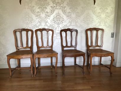 null Six chaises et un fauteuil en bois naturel canné