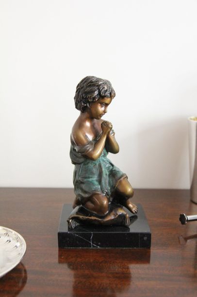 null MOREAU (d'après)
Jeune fille priant
Sculpture en bronze polychrome sur un socle...
