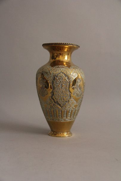 null Vase en cuivre à décor de portraits, Iran
H : 26 (bosses)