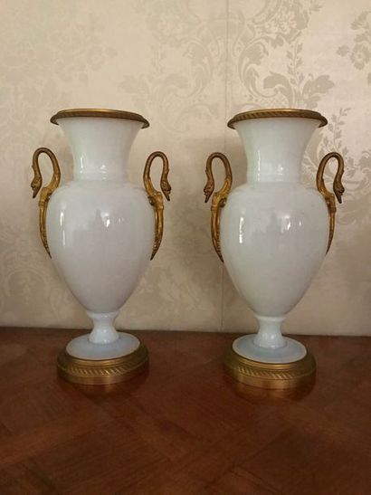 null Paire de vases sur piédouche en opaline blanche, monture en bronze doré
H :...