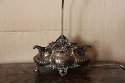 null Cache-pot en métal argenté style Louis XV, monté en lampe
H : 14 L : 26 cm.
