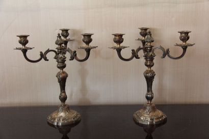 null Paire de candélabres à trois lumières en métal argenté, style Louis XV
H : 33...