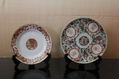 null Deux assiettes en porcelaine, Chine
D : 20 et 22 cm.