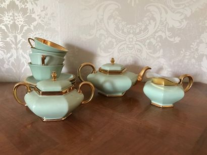null Service à thé en porcelaine verte et dorée à quatre tasses et sous-tasses