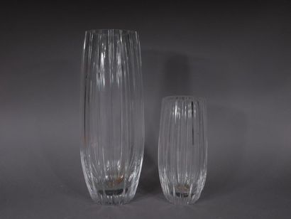 null DAUM
	Deux vases en cristal à corps obusal rainuré.
	Signés.
	Haut. 32 cm –...