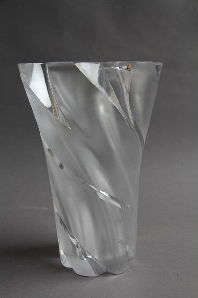 null LALIQUE France
Vase de forme tronconique à découpage tors en cristal partiellement...