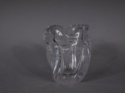 null SCHNEIDER
	Vase tubulaire à corps galbé modelé à chaud. Épreuve en cristal blanc...