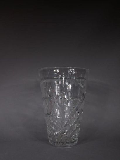 null SCHNEIDER
	Vase conique en cristal à corps taillé.
	Signé.
	Haut. 33,5 cm