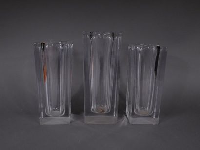 null SCHNEIDER
	Lot des trois vases quadrangulaires au modèle. Épreuves en cristal...